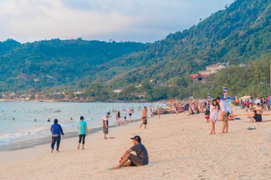Phuket, Tayland - 20 Ocak 2018: İnsanlar dinleniyor