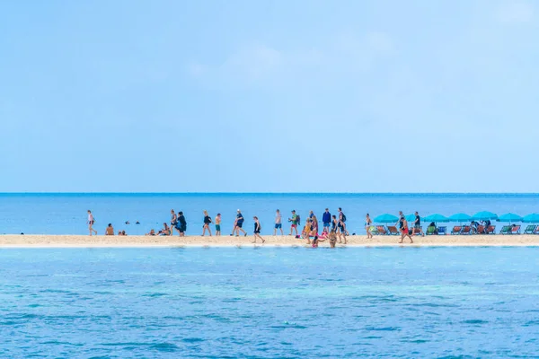 Koh Tao, Thailand - March 25, 2018: Relax on the beach. People b — Stock Photo, Image