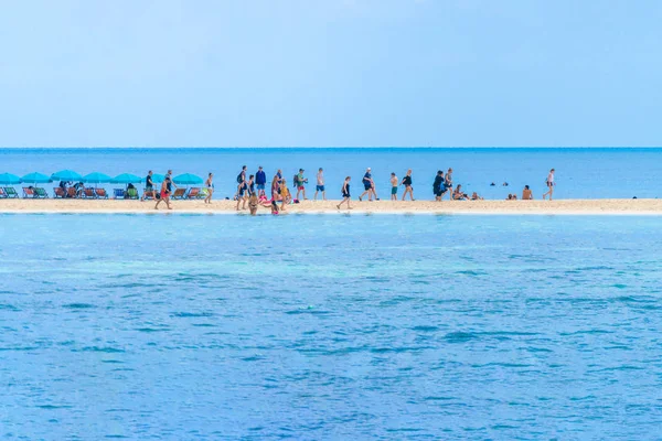Koh Tao, Tailandia - 25 de marzo de 2018: Playa del mar. La gente se baña, rel —  Fotos de Stock