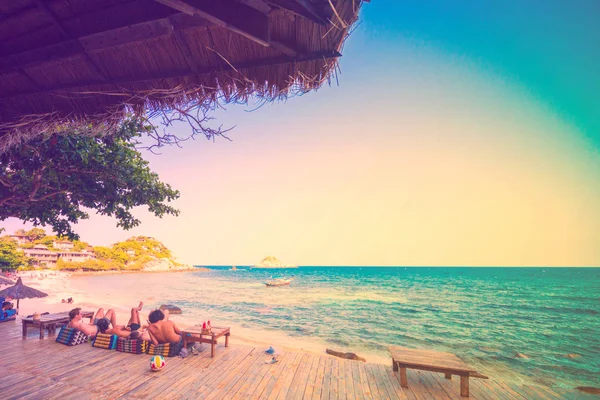 Koh Tao, Thailand - March 26, 2018: Guys having a rest on a wood — Stock Photo, Image