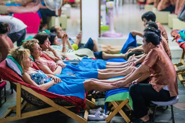 Phuket, Tailândia - 15 de janeiro de 2018: Turistas no Massag tailandês — Fotografia de Stock