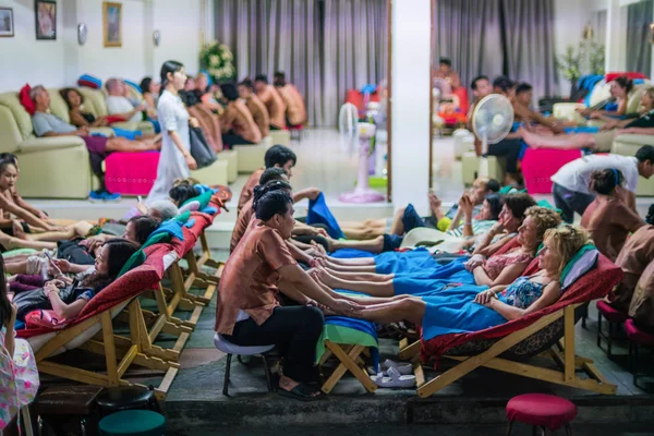 Phuket, Tailândia - 15 de janeiro de 2018: Pessoas na massagem tailandesa — Fotografia de Stock