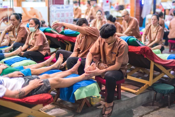 Phuket, Tayland - 15 Ocak 2018 Tayland masaj terapistleri yapar. — Stok fotoğraf