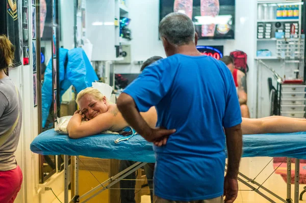 Phuket, Tailândia - 15 de janeiro de 2018: Mulher sorridente de costas mas — Fotografia de Stock