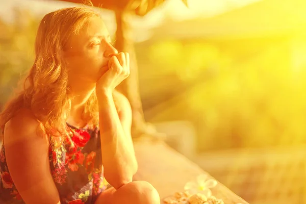 Primer plano de una chica pensativa en los rayos del sol —  Fotos de Stock