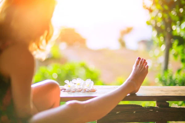 Güneşli bir yaz gününde verandada oturan kız.. — Stok fotoğraf