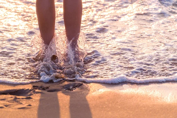 海の中に立つ女性の足の閉鎖. — ストック写真