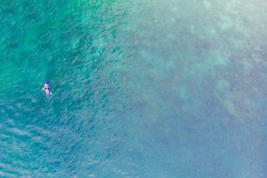 Denizde kanoyla gezen insanlar. Boşluğu kopyala.