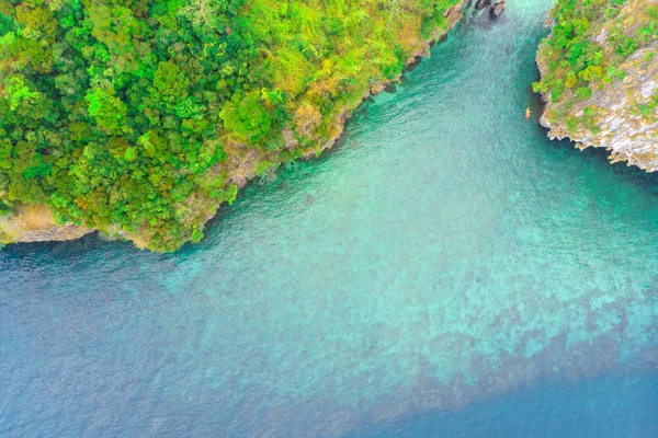 Kajak in der Meerenge zwischen Felsen im Meer, Luftaufnahme. — Stockfoto