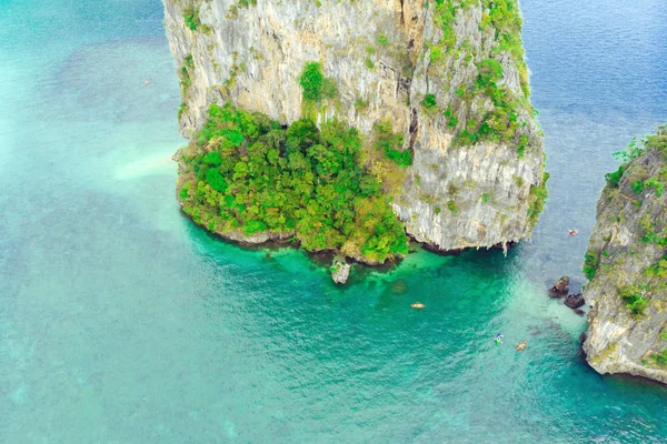 Vista superior de una roca en el mar, gente en kayaks . — Foto de Stock