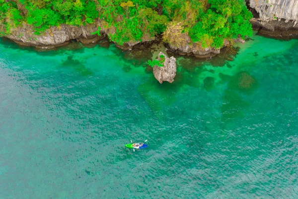 Jalá Gente en un kayak cerca de una roca en el mar. Vista desde arriba . — Foto de Stock