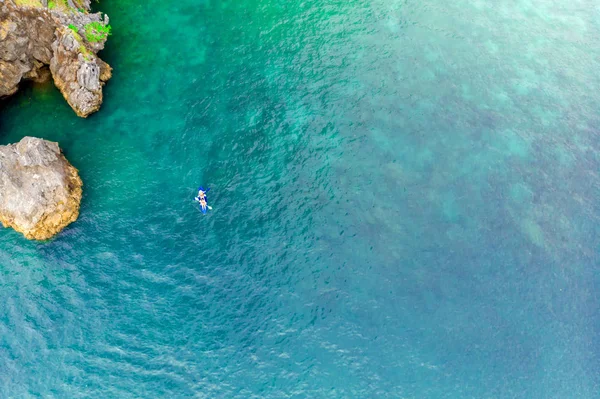 Menschen auf einem Kajak im Meer. — Stockfoto