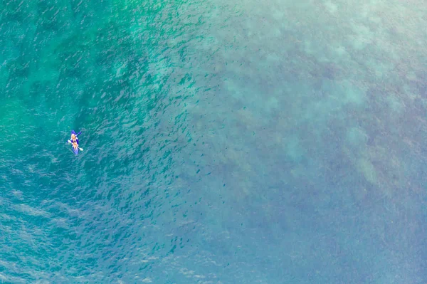 Menschen von oben auf einem Kajak im Meer. Kopierraum. — Stockfoto
