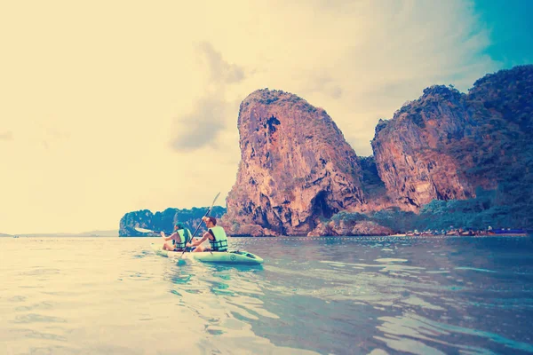 Deux hommes en kayak dans la mer . — Photo