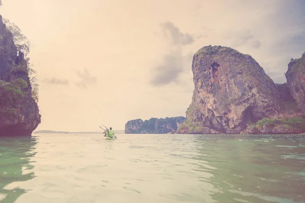 Deux hommes sur un kayak nageant près des falaises . — Photo