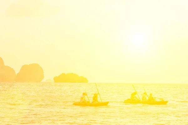 Kajakpaddling. Människor på kajaker i havet. — Stockfoto