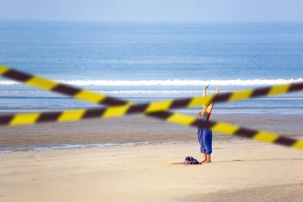 禁止带 禁止和限制瑜伽课 早上独自在海边 — 图库照片