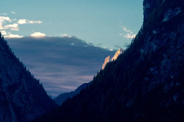 Gran Montaña Verde Luz Mañana Mundo Belleza — Foto de Stock