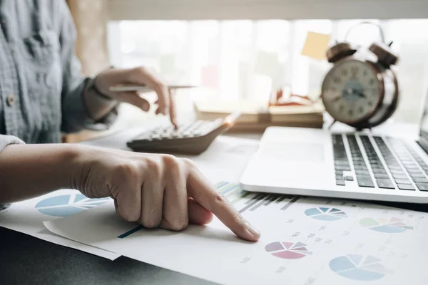 Close Zicht Van Boekhouder Financieel Inspecteur Handen Maken Van Rapport — Stockfoto