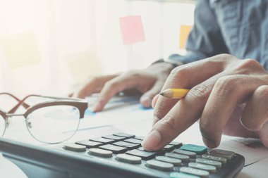 Muhasebeci ya da mali müfettişlerin raporlama, hesaplama ya da bakiyeyi kontrol etmelerine yakından bakın. Konut kredisi, yatırım, ekonomi, tasarruf parası veya sigorta kavramı