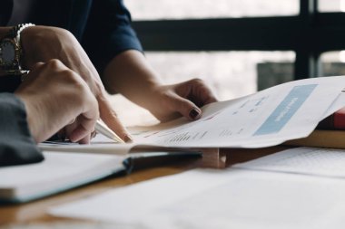 Toplantı odasındaki mali raporun analizi ve tartışılması için Asyalı iş danışmanı toplantısı. Yatırım Danışmanı, Mali Danışman, Mali Danışman ve Muhasebe Danışmanı