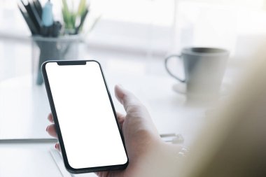 Akıllı telefon kullanan bir kadın. Montage.net hizmet için boş ekran cep telefonu.