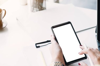 Üst Görünümlü Kadın boş ekranda oturuyor ve cep telefonunu taklit ediyor