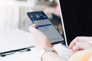 CHIANG MAI, THAILAND - 16 JUL 2019: Facebook sosyal medya uygulaması logosu giriş, mobil uygulama kayıt sayfası iPhone X 'de (10) kişisel olarak e-ticaret alışveriş otobüsleri üzerinde çalışıyor