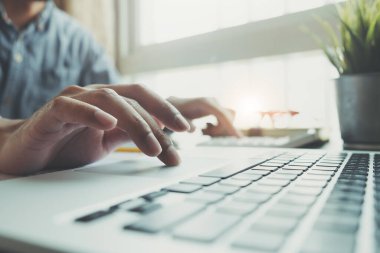 İşadamı, matematik finansmanı için hesap makinesi ve dizüstü bilgisayar kullanarak ofis ve iş geçmişi, vergi, muhasebe, istatistik ve analitik araştırma konseptini kapatır.