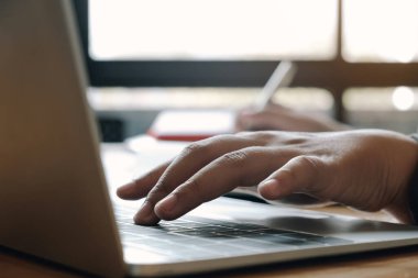 İş dünyası verilerini, muhasebe belgelerini ve ofisteki hesap makinesini hesaplamak için dizüstü bilgisayarda çalışan iş adamı ya da muhasebeci el kalemini kapatın.