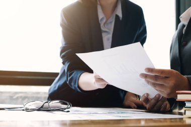 İş dünyası modern dizüstü bilgisayarla gelir tablolarını ve grafiklerini analiz ediyor. Kapat. İş analizi ve strateji kavramı.
