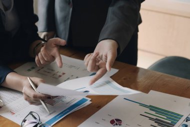 İş adamları toplantı odasındaki pazarlama verilerini analiz etmek ve tartışmak için bilgisayar toplantısını kullanıyorlar. Takım Çalışması Konsepti Toplantısı