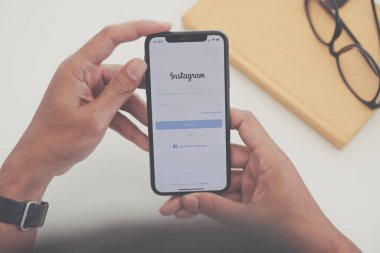 CHIANG MAI, THAILAND - 19, 2020: Bir kadın ekranında Instagram uygulaması olan Apple iPhone X 'i tutuyor. Instagram akıllı telefonlar için fotoğraf paylaşım uygulamasıdır.