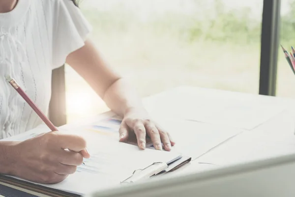 Matematik Finansmanı Için Hesap Makinesi Dizüstü Bilgisayar Kullanan Kadını Ofis — Stok fotoğraf