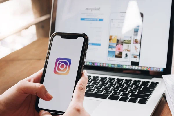 CHIANG MAI, THAILAND - 26 AUG 2018: Bir kadın Kafe 'deki ekranda Apple iPhone X uygulamasını tutuyor. Instagram akıllı telefonlar için fotoğraf paylaşım uygulamasıdır