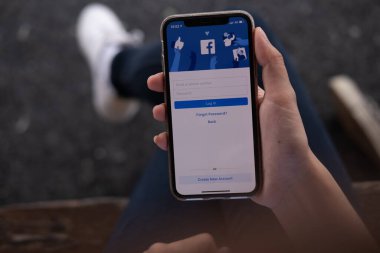 CHIANG MAI, THAILAND - 16 JUL 2019: Facebook sosyal medya uygulaması logosu giriş, mobil uygulama kayıt sayfası iPhone X 'de (10) kişisel olarak e-ticaret alışveriş otobüsleri üzerinde çalışıyor