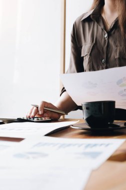 Matematik finansmanı için hesap makinesi ve dizüstü bilgisayar kullanan iş kadını ofis ve iş geçmişi, vergi, muhasebe, istatistik ve analitik araştırma konsepti