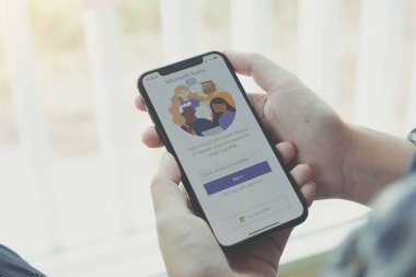 CHIANG MAI, THAILAND - 26 APR 2020: Ev çalışanlarından bir çalışma Microsoft sosyal platformunu indiriyor, evden izole bir şekilde çalışmaya hazır
