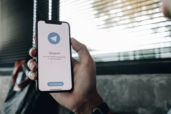 CHIANG MAI, THAILAND 6 Mayıs 2020: Apple iPhone X ekranında telgraf uygulama simgesi. Telgraf uygulaması simgesi. Telegram bir çevrimiçi sosyal medya ağıdır. Sosyal medya app