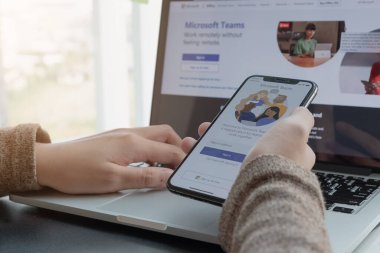 CHIANG MAI, THAILAND - 11 Nisan 2020: Ev çalışanlarından bir çalışma Microsoft sosyal platformunu indiriyor, evden izole bir şekilde çalışmaya hazır