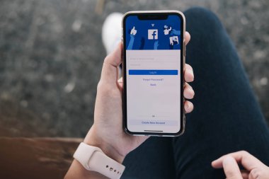 CHIANG MAI, THAILAND - 16 JUL 2019: Facebook sosyal medya uygulaması logosu giriş, mobil uygulama kayıt sayfası iPhone X 'de (10) kişisel olarak e-ticaret alışveriş otobüsleri üzerinde çalışıyor
