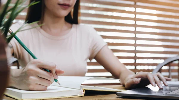財務データの報告書 会計書類及びノートパソコンの事務所で作業する鉛筆を保持している女性又は会計士の手の閉じる ビジネスコンプ — ストック写真