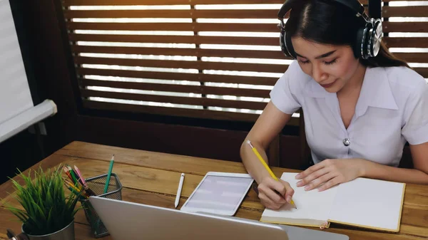 Aprendizaje Los Estudiantes Línea Con Auriculares Portátil Raza Mixta Asiático —  Fotos de Stock