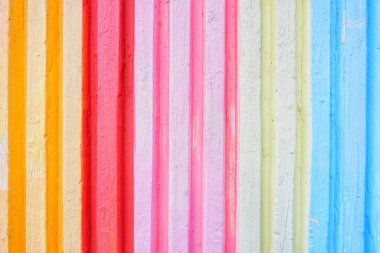 Soyut arkaplan dokusuna sahip çok renkli dikey desen. Renkli boyanmış beton duvar arkaplanı. Metin, sözcük ya da ürün gösterimi için alanı var. Herhangi bir amaç için arka planda.