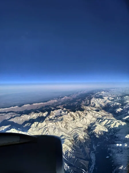 Moteur Réaction Est Travers Fenêtre Avion Survolant Les Montagnes — Photo