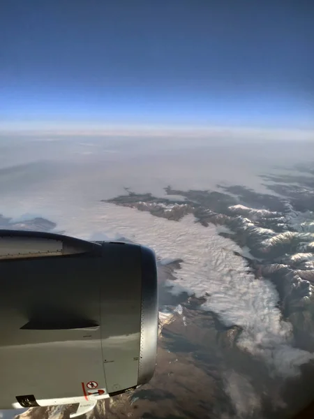 Jet Engine Seen Plane Window While Flying Mountains — 스톡 사진