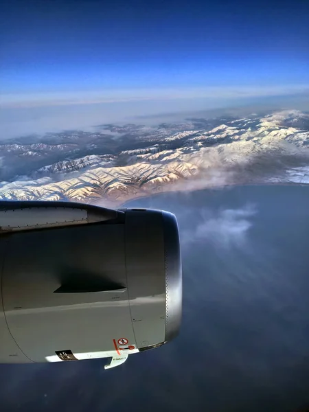 Jet Engine Seen Airplane Window Flight Lake Mountains — 스톡 사진