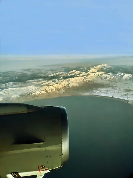 Jet Engine Seen Airplane Window Flight Lake Mountains — 스톡 사진