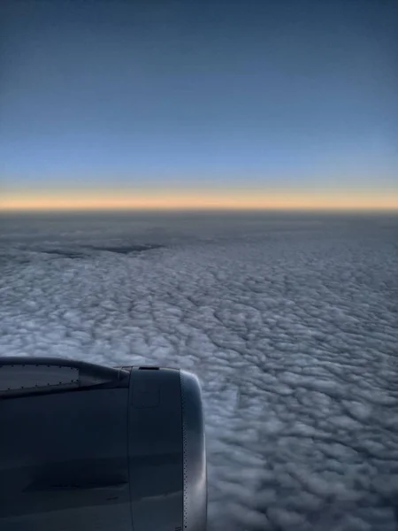 Motor Jato Visto Através Janela Avião Enquanto Voa Sobre Nuvens — Fotografia de Stock