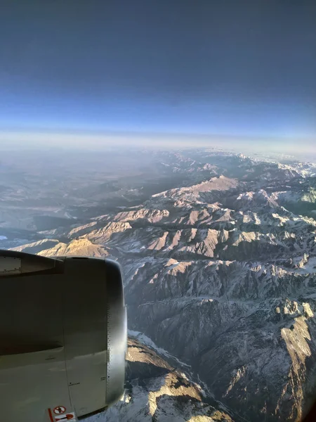 Ein Düsenflugzeug Wird Beim Überfliegen Der Berge Durch Das Fenster — Stockfoto